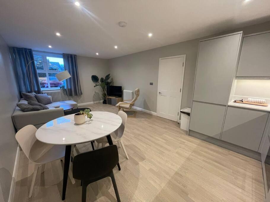 Marvellous New Build 2 Bed Flat - 1 Ophelia Court Apartment Epsom Exterior foto